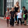 Angelina Jolie emmène ses enfants Shiloh, Maddox, Pax, Zahara, Vivienne et Knox visiter l'aquarium de Sydney en Australie le 6 septembre 2013.