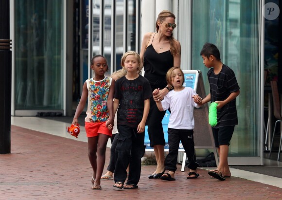 Angelina Jolie emmène ses enfants Shiloh, Maddox, Pax, Zahara, Vivienne et Knox visiter l'aquarium de Sydney en Australie le 6 septembre 2013.