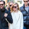Kate Bosworth en pleine séance shopping avec son mari, porte un manteau et un pull en cuir The Collection starring Kate Bosworth par Topshop, un sac Burberry et des bottines Topshop. New York, le 28 octobre 2013.