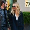 Michael Polish et sa femme Kate Bosworth surpris dans les rues de New York. L'actrice porte un manteau noir The Collection starring Kate Bosworth par Topshop, un sac Burberry, un slim et des chaussures noirs. Le 29 octobre 2013.