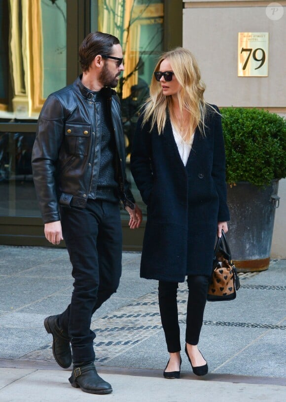 Michael Polish et sa femme Kate Bosworth surpris dans les rues de New York. L'actrice porte un manteau noir The Collection starring Kate Bosworth par Topshop, un sac Burberry, un slim et des chaussures noirs. Le 29 octobre 2013.