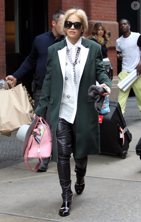 Rita Ora, ultrachic avec un collier Chanel et un pantalon en cuir Balmain, quitte l'hôtel Mercer à New York. Le 30 octobre 2013.