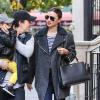 Miranda Kerr à New York avec Orlando Bloom et leur fils Flynn, porte un manteau Rag & Bone (modèle Turner), une marinière Lily Aldridge for Velvet, un sac Louis Vuitton et des bottines Isabel Marant. Le 28 octobre 2013.