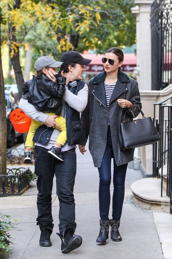 Miranda Kerr à New York avec Orlando Bloom et leur fils Flynn, porte un manteau Rag & Bone (modèle Turner), une marinière Lily Aldridge for Velvet, un sac Louis Vuitton et des bottines Isabel Marant. Le 28 octobre 2013.