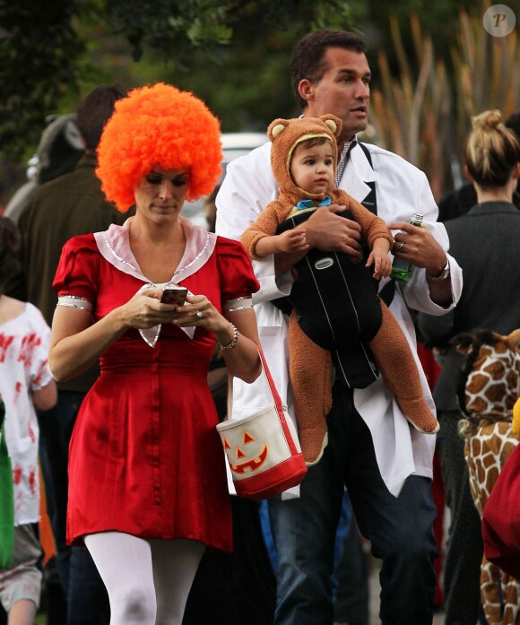 Molly Sims avec son mari Scott Stuber et leur fils Brook pour fêter Halloween 2013