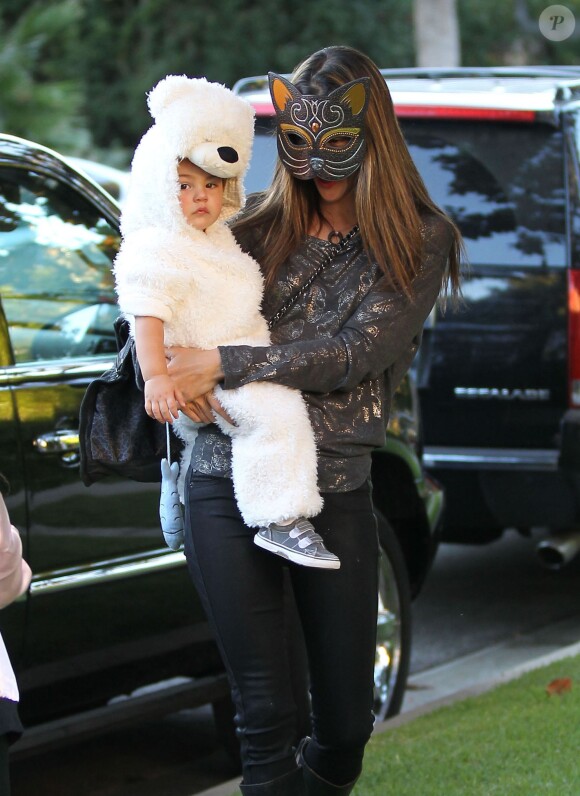 Alessandra Ambrosio avec son fils Noah pour fêter Halloween 2013