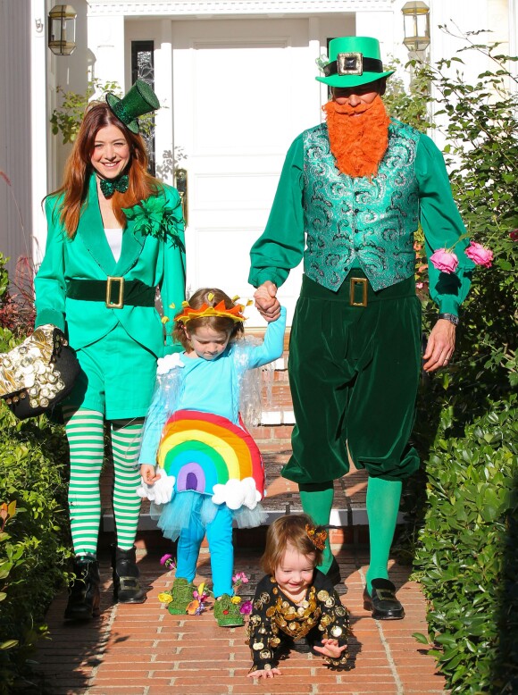 Alyson Hannigan avec son mari Alexis Denisof et leurs filles Keeva et Satyana déguisés pour Halloween 2013