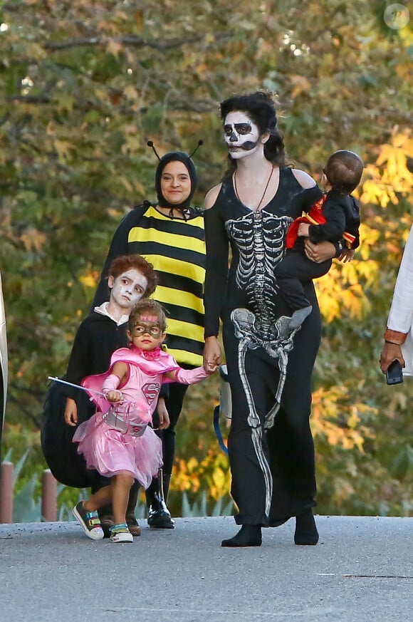 Camila Alves avec ses trois enfants Levi,Vida et Livingston pour Halloween 2013