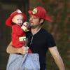 Mike Comrie, le mari d'Hilary Duff, avec son petit Luca pour Halloween 2013