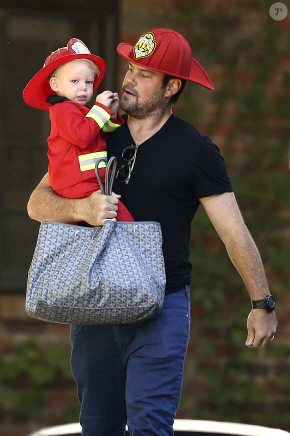 Mike Comrie, le mari d'Hilary Duff, avec son petit Luca pour Halloween 2013