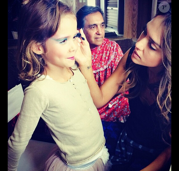 Jessica Alba maquille sa fille Honor pour Halloween 2013