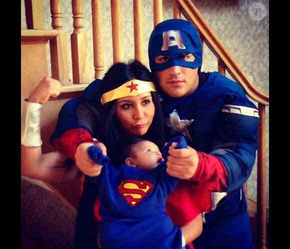 Snooki avec son mari Jionni LaValle et son fils Lorenzo pour Halloween 2013