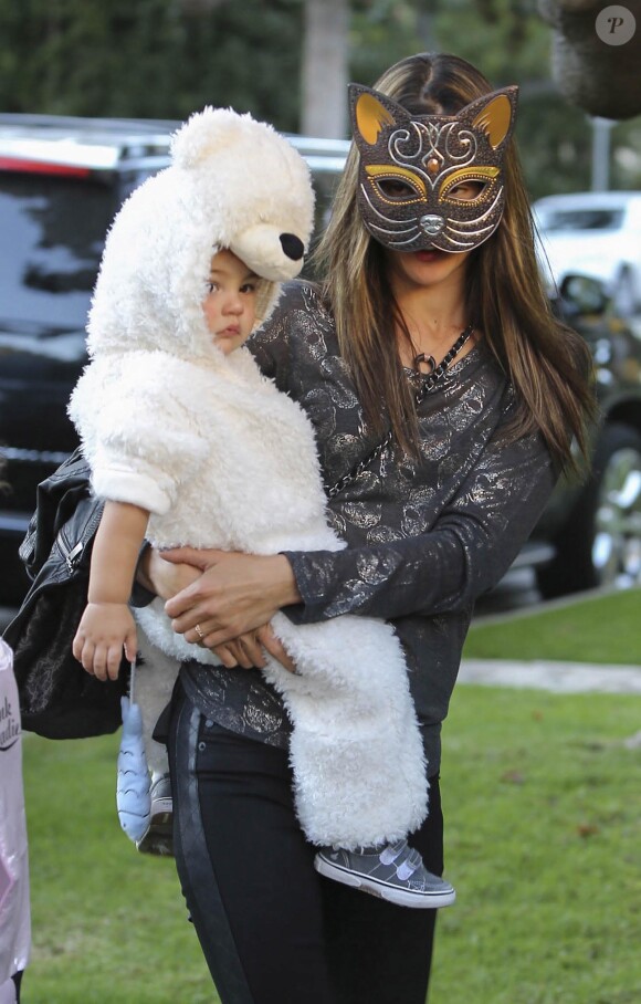 Le top brésilien Alessandra Ambrosio fête Halloween avec ses enfants Anja (en princesse) et Noah (en ours polaire) à Brentwood le 31 octobre 2013.ngeles