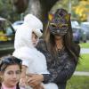 Le top brésilien Alessandra Ambrosio fête Halloween avec ses enfants Anja et Noah à Brentwood le 31 octobre 2013.ngeles