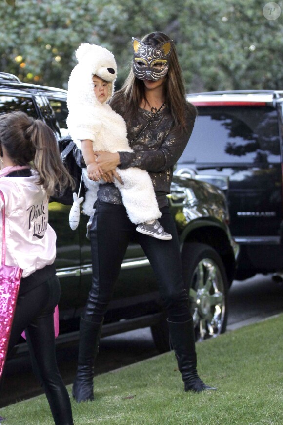 Le top brésilien Alessandra Ambrosio fête Halloween avec ses enfants Anja et Noah à Brentwood le 31 octobre 2013.ngeles