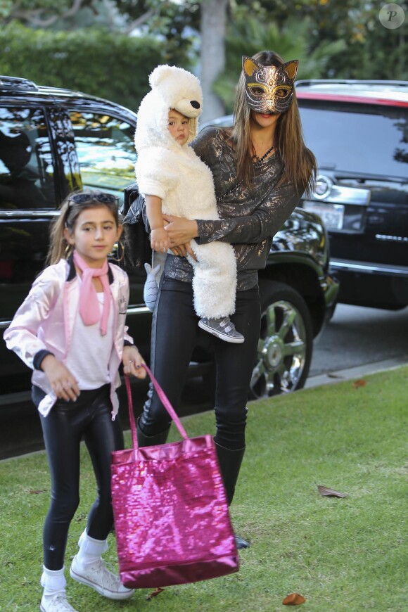 Le top brésilien Alessandra Ambrosio a passé une belle journée pour la fête d'Halloween avec ses enfants Anja et Noah à Brentwood le 31 octobre 2013.ngeles