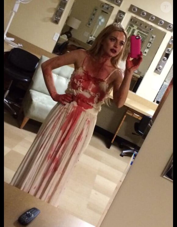 Lindsay Lohan prend la pose en Carrie pour Halloween, le 31 octobre 2013.