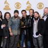 Le Zac Brown Band avec son Grammy Award du Meilleur album country pour Uncaged en février 2013