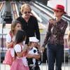 Johnny Hallyday et sa femme Laeticia se sont éclatés avec leurs filles Jade et Joy au parc d'attractions Knott's Berry Farm situé à Buena Park, dans la banlieue de Los Angeles, le 25 octobre 2013.
