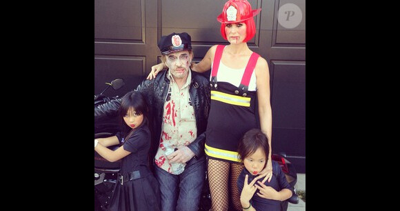 Laeticia et Johnny Hallyday, avec Jade et Joy, déguisés le 31 octobre 2013 pour Halloween.