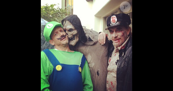 Johnny Hallyday en flic zombie au côté de Dany Boon en Luigi le 31 octobre 2013 pour Halloween à Los Angeles