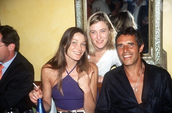 Carla Bruni, Valeria Bruni-Tedeschi et Julien Clerc à Paris, juin 2000.