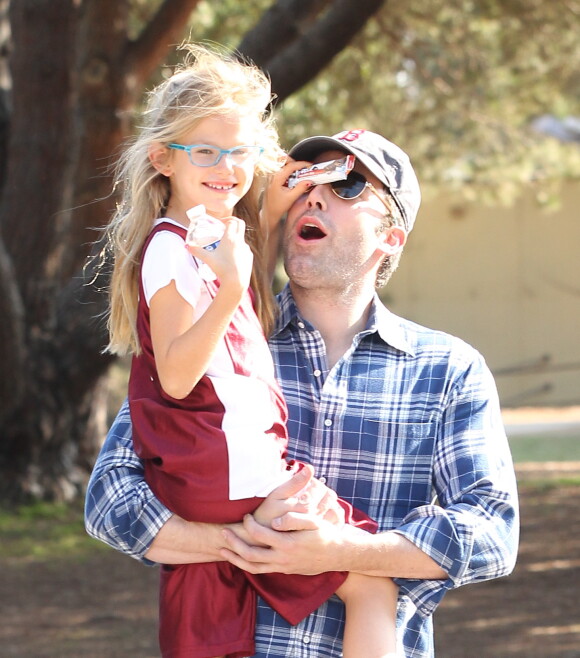 Ben Affleck se promène avec sa fille Violet à Los Angeles le 3 novembre 2013.