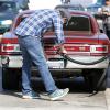 Ben Affleck met de l'essence dans sa superbe Chevrolet, avant d'aller chercher sa fille Violet à Los Angeles le 3 novembre 2013.