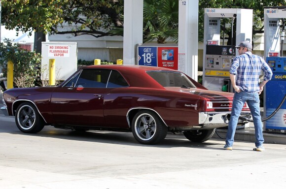 Ben Affleck met de l'essence dans sa superbe Chevrolet, avant d'aller chercher sa fille Violet à Los Angeles le 3 novembre 2013.