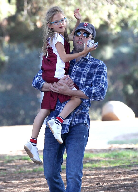 Ben Affleck se promène avec sa fille Violet à Los Angeles le 3 novembre 2013.