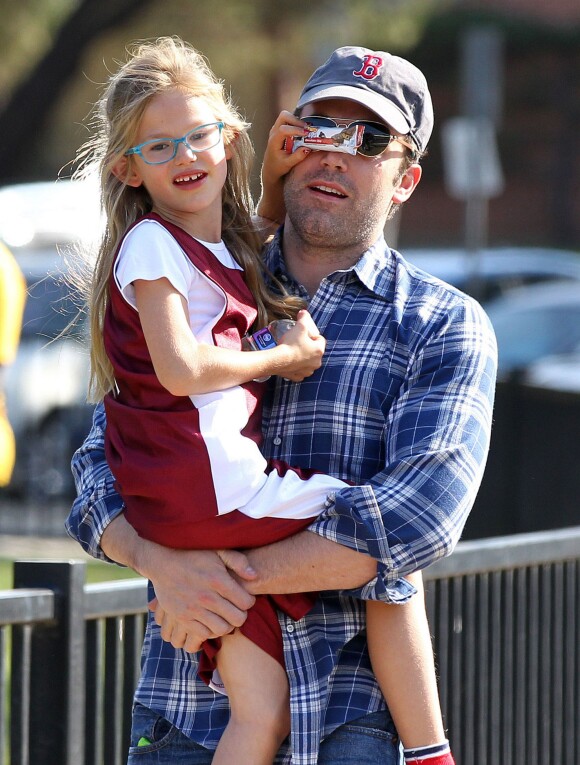 Ben Affleck joue avec sa fille Violet à Los Angeles le 3 novembre 2013.