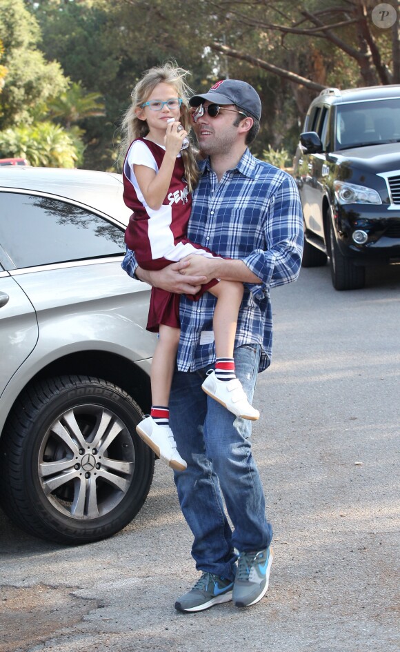 Ben Affleck se promène avec sa fille Violet à Los Angeles le 3 novembre 2013.