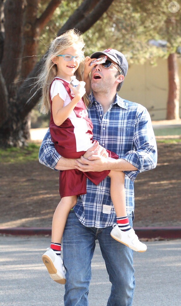 Ben Affleck se promène avec sa fille Violet à Los Angeles le 3 novembre 2013.