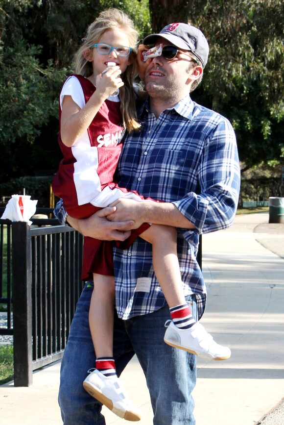 Ben Affleck très complice avec sa fille Violet après un cours de basketball à Brentwood, Los Angeles, le 3 novembre 2013.