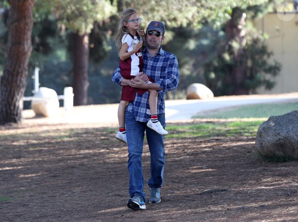 Ben Affleck avec sa fille Violet après un cours de basketball à Brentwood, Los Angeles, le 3 novembre 2013.