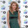 Taylor Swift, habillée d'une robe Jenny Packham mise à mal par le vent, assiste aux BBC Radio 1's Teen Awards 2013 à la Wembley Arena. Londres, le 3 Novembre 2013.