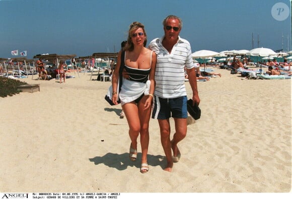 Gérard de Villiers et sa femme Christine sur la plage à Saint-Tropez, 1995.