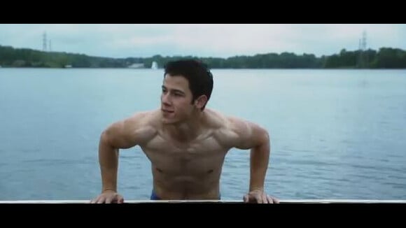 Nick Jonas, séparé de ses frères, il revient torse nu au cinéma