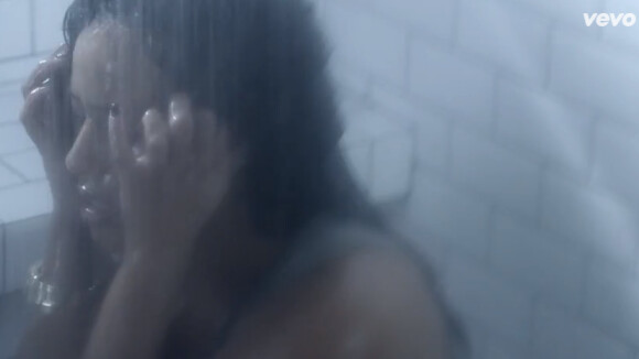 Amel Bent : Femme trompée et en larmes dans le clip de ''Sans toi''
