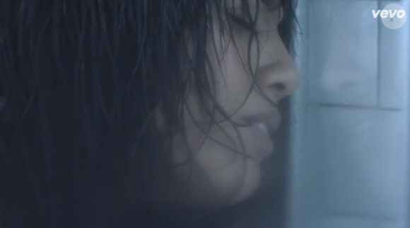 La chanteuse Amel Bent dans le clip de Sans toi