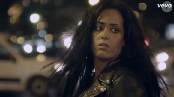 Amel Bent dans le clip de Sans toi