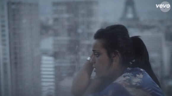 Amel Bent joue les femmes trompées dans le clip de Sans toi