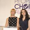 Beth Behrs et Kat Dennings lors de la conférence de presse pour les People's Choice Awards 2014 à Beverly Hills, le 5 novembre 2013.