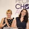 Beth Behrs et Kat Dennings lors de la conférence de presse pour les People's Choice Awards 2014 à Beverly Hills, le 5 novembre 2013.