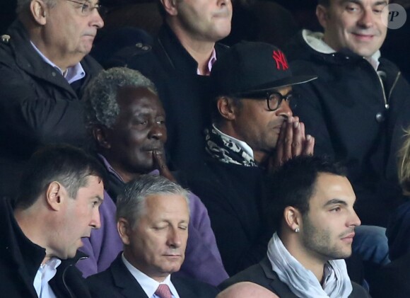 Yannick Noah avec son fils Joalukas, sa femme Isabelle Camus et son père Zacharie lors du match de ligue des champions entre le Paris Saint-Germain et le RSC Anderlecht au Parc des Princes à Paris le 5 novembre 2013