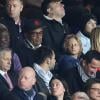 Yannick Noah avec son fils Joalukas, sa femme Isabelle Camus et son père Zacharie lors du match de ligue des champions entre le Paris Saint-Germain et le RSC Anderlecht au Parc des Princes à Paris le 5 novembre 2013