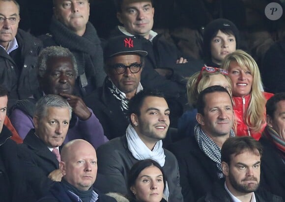Yannick Noah avec son fils Joalukas, sa femme Isabelle Camus et son père Zacharie lors du match de ligue des champions entre le Paris Saint-Germain et le RSC Anderlecht au Parc des Princes à Paris le 5 novembre 2013