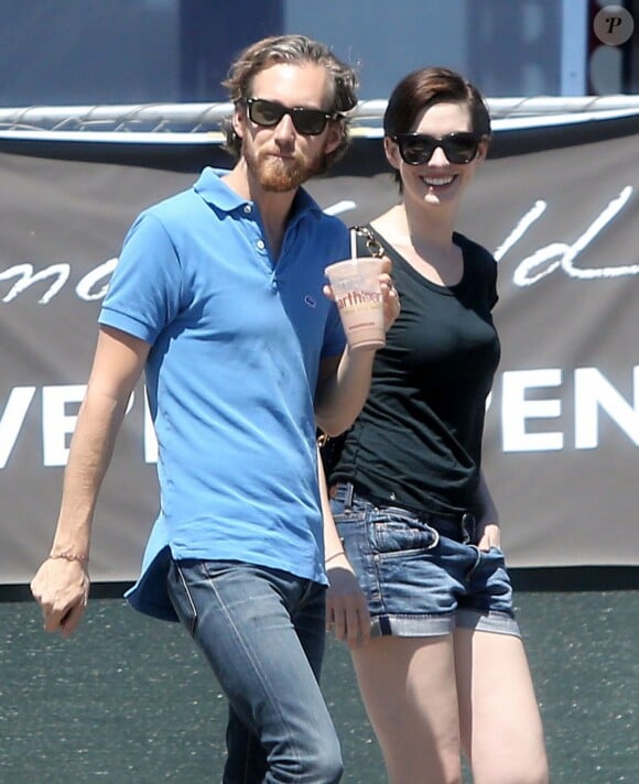 Anne Hathaway et son mari Adam Shulman font du shopping à Beverly Hills, le 4 septembre 2013.