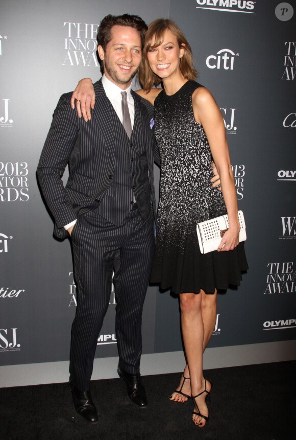 Derek Blasberg, auteur et rédacteur mode pour le New York Times, et Karlie Kloss assistent aux 2013 Innovator Of The Year Awards organisés par le magazine WSJ au Musée d'art moderne à New York. Le 6 novembre 2013.