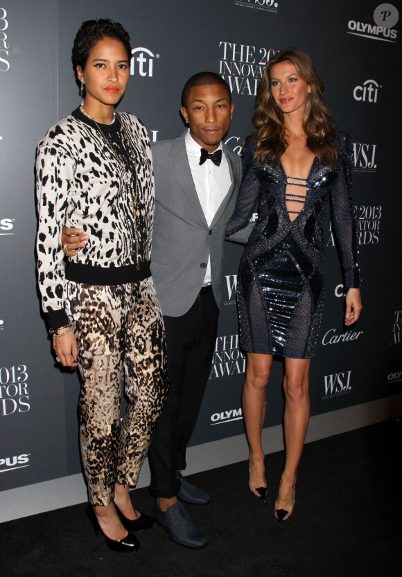Pharrell Williams, entre sa femme Helen Lasichanh (à gauche) et Gisele Bündchen lors des 2013 Innovator Of The Year Awards organisés par le magazine WSJ au Musée d'art moderne à New York. Le 6 novembre 2013.